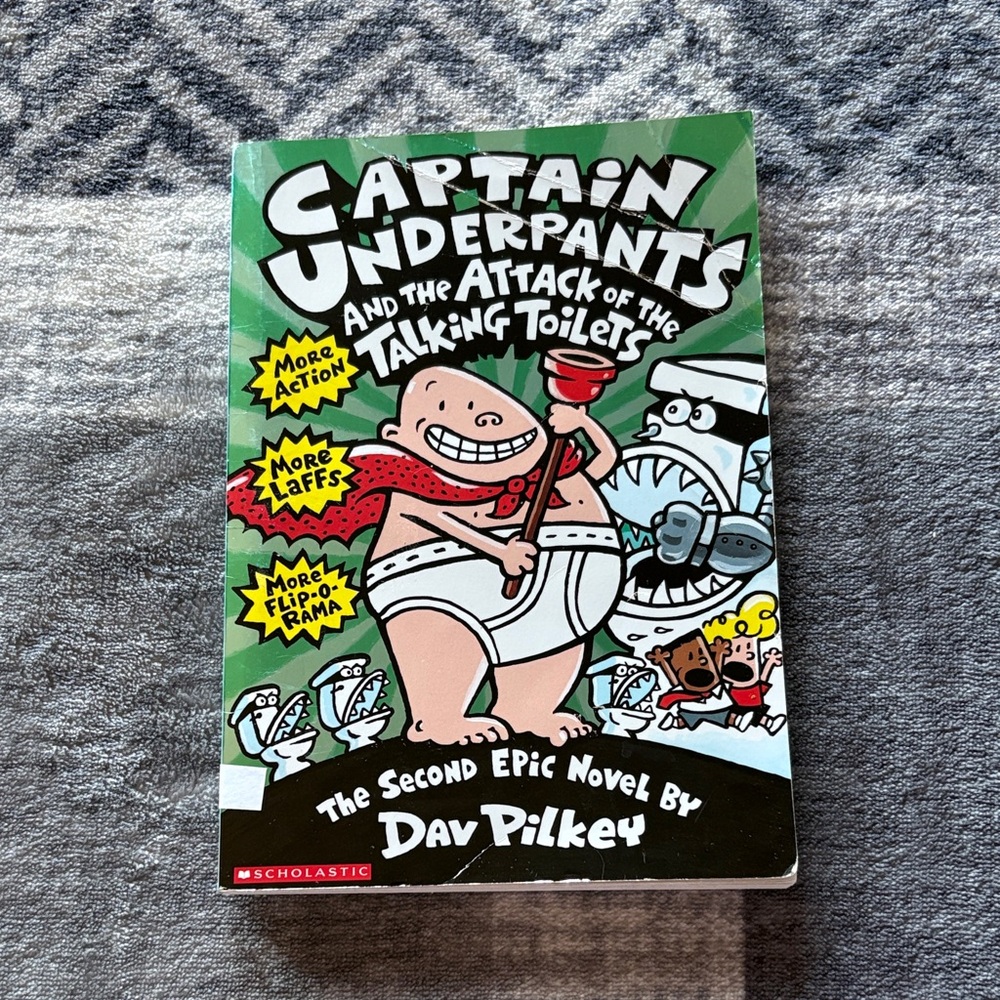💰Scholastic Captain Underpants Book with Green and Black Cover